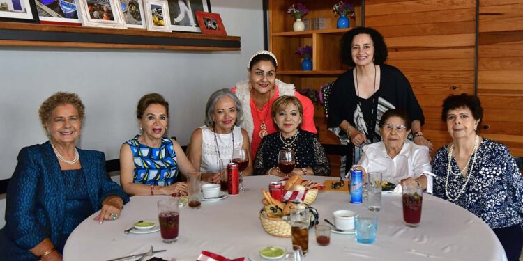 Fotos: Rubén Morales // María José Casasnovas, visiblemente emocionada, disfrutó de cada momento junto a sus queridas amigas.