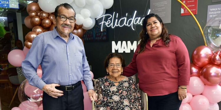 Fotos: Rubén Morales // Miguel Hernández y su hermana Lidia Hernández con su mamá Lidia Navarro celebrando el Día de las Madres.