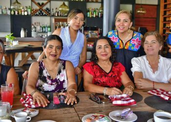Fotos: Rubén Morales // Ofelia Amaya, Cecilia Guerra, Alma Castañeda, Paola Castañeda, Susana Luis y Mary Barrios felicitaron a la cumpleañera.