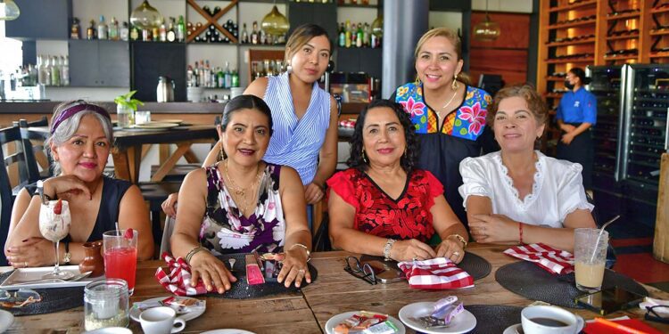 Fotos: Rubén Morales // Ofelia Amaya, Cecilia Guerra, Alma Castañeda, Paola Castañeda, Susana Luis y Mary Barrios felicitaron a la cumpleañera.