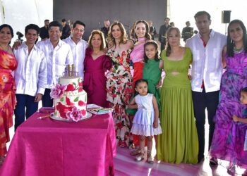 Fotos: Rubén Morales // Orgullosa, la Familia Calvo Ziga, consintiendo doña Lulú.