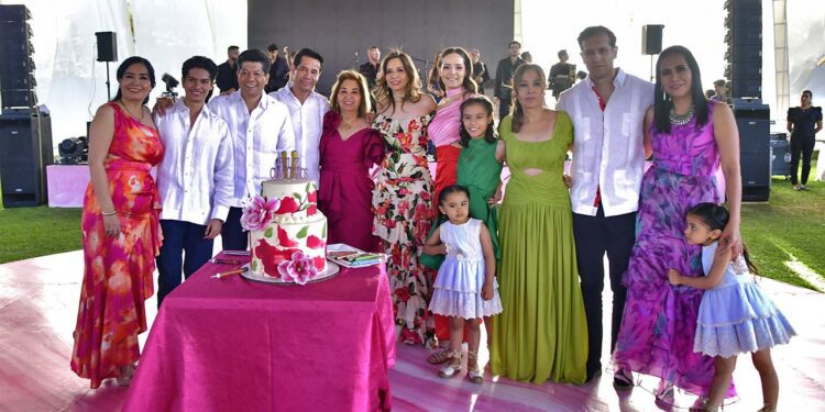 Fotos: Rubén Morales // Orgullosa, la Familia Calvo Ziga, consintiendo doña Lulú.