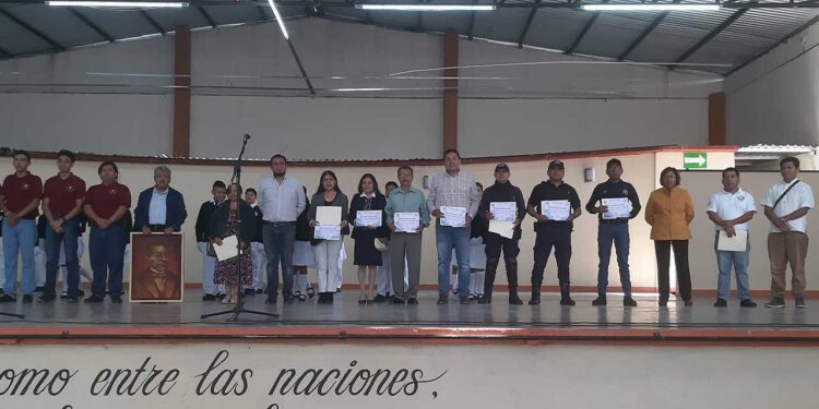 Se les otorgó un reconocimiento por las actividades que realizaron para la organización del 80 aniversario.