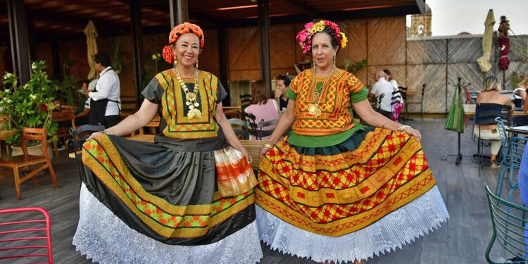 Fotos: Rubén Morales // Soledad Álvarez y Norma Atienza presentaron el traje típico del Istmo.