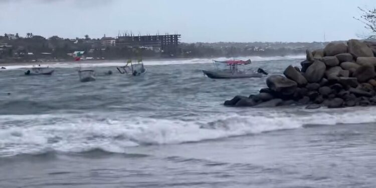Mar de fondo cobra víctimas en Zicatela: sin rastro de dos turistas desde el domingo