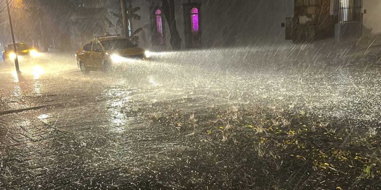 Foto: Archivo El Imparcial // Piden consultar únicamente fuentes oficiales para mantenerse al tanto de las condiciones climatológicas, así como evitar cruzar ríos, arroyos o zonas inundadas, ya que representan un riesgo significativo para la seguridad personal.