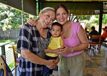 Foto: Rubén Morales // Aida Piñón con su hija Fernanda Mau compartieron un momento especial.