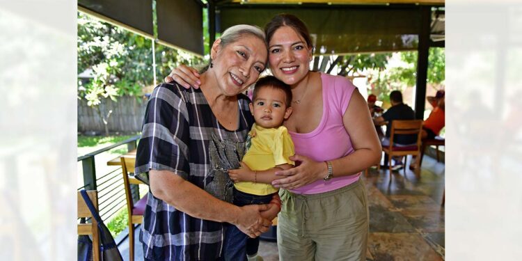 Foto: Rubén Morales // Aida Piñón con su hija Fernanda Mau compartieron un momento especial.