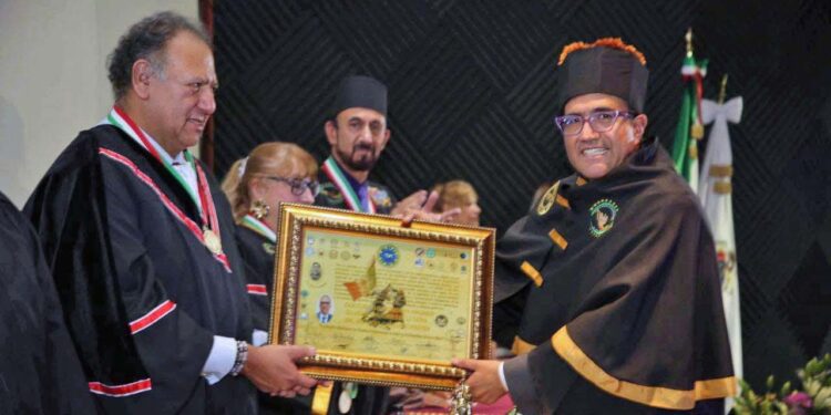 El Mtro. Jesús Alberto Gallegos Figueroa integrante de la Academia Nacional de Historia y Geografía, A.C. Filial Oaxaca, recibió un galardón.