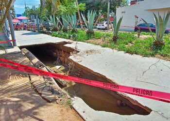 Foto: Lisbeth Mejía Reyes // El hueco del Andador del Sol, ahora delimitado por cintas de seguridad como medida para impedir el paso.