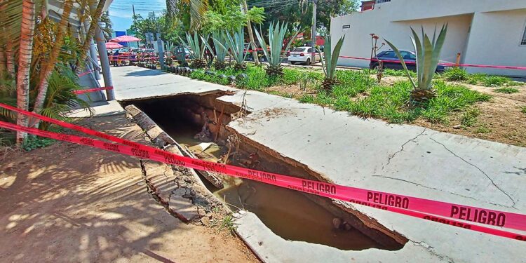 Foto: Lisbeth Mejía Reyes // El hueco del Andador del Sol, ahora delimitado por cintas de seguridad como medida para impedir el paso.