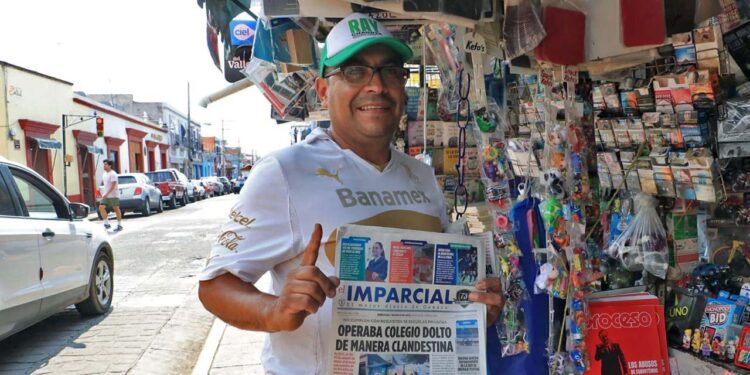 Foto: Adrián Gaytán // José Luis Martínez Acevedo pertenece a una familia de voceadores que se extiende hasta 1969.