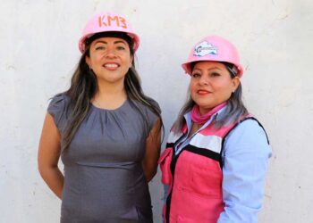 Karina Mariana Melchor Mendoza (izquierda), presidenta del Colegio de Ingenieros Civiles de Oaxaca.