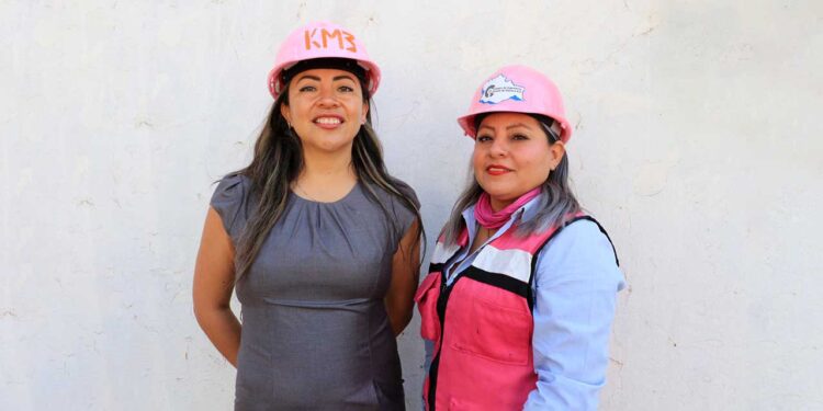 Karina Mariana Melchor Mendoza (izquierda), presidenta del Colegio de Ingenieros Civiles de Oaxaca.