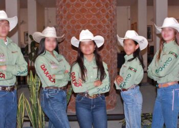 La delegación de rodeo está integrada por cuatro jóvenes de Huajuapan y una de Santiago Juxtlahuaca.