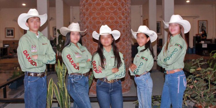 La delegación de rodeo está integrada por cuatro jóvenes de Huajuapan y una de Santiago Juxtlahuaca.