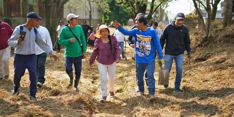 Foto: cortesía // La presidenta municipal, Nancy Benítez Zárate, participa en el Mega Tequio en las colonias Unión, Moctezuma, Rufino Tamayo y Segunda Ampliación.