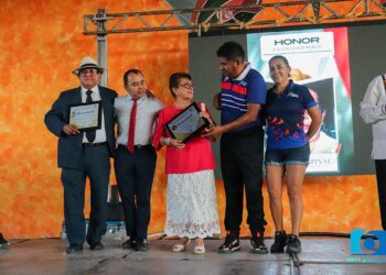 La maestra Eliazub Espina Calvo y al maestro Pedro Rubén Urrutia Cruz fueron reconocidos por su labor en el marco del Día del Maestro.