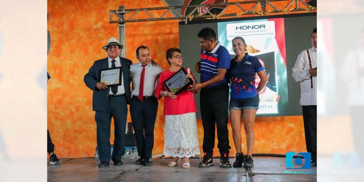 La maestra Eliazub Espina Calvo y al maestro Pedro Rubén Urrutia Cruz fueron reconocidos por su labor en el marco del Día del Maestro.