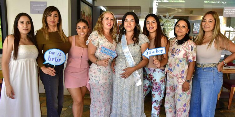 Foto: Rubén Morales // Las amigas de Quetzally se reunieron para celebrar y compartir la emoción de la futura mamá.