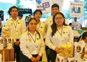Las y los estudiantes dieron la bienvenida a sus compañeros, docentes, autoridades e instituciones invitadas.
