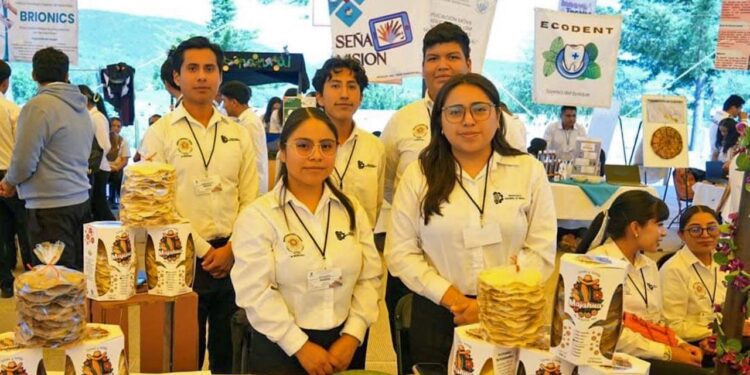 Las y los estudiantes dieron la bienvenida a sus compañeros, docentes, autoridades e instituciones invitadas.
