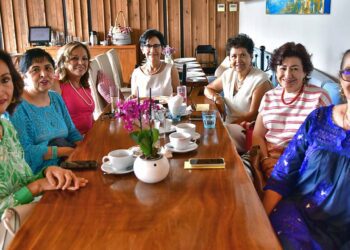 Fotos: Rubén Morales // Los presentes y la homenajeada saborearon un rico menú en un restaurante de la ciudad.