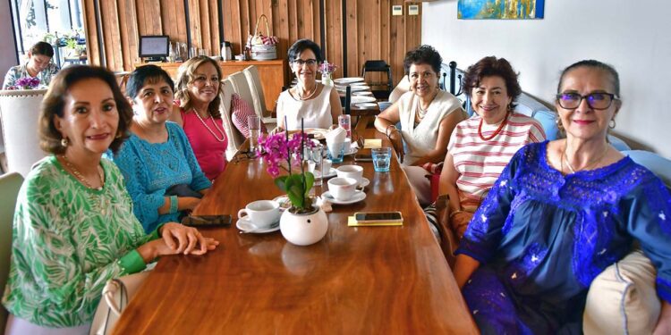 Fotos: Rubén Morales // Los presentes y la homenajeada saborearon un rico menú en un restaurante de la ciudad.