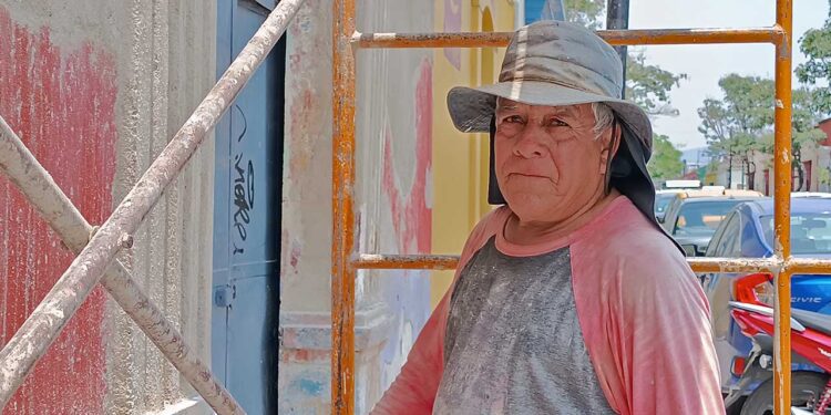 Fotos: Lisbeth Mejía Reyes // Luis Felipe ve en la Santa Cruz una devoción en la que se reconoce su aporte a la sociedad como constructor.