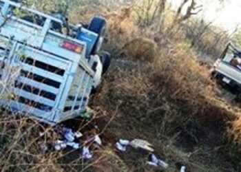 Pierde el control y vuelca en Rancho Jesús.