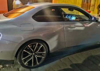 Primero le pegó a un automóvil BMW.