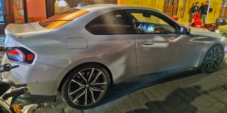 Primero le pegó a un automóvil BMW.