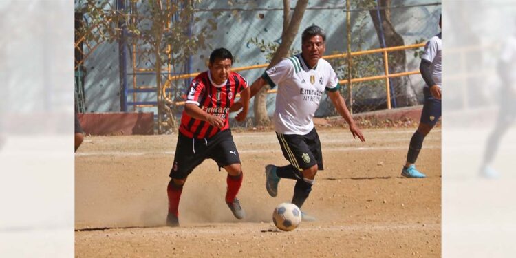 Foto: Leobardo García Reyes // Se jugó la jornada 15 del futbol de veteranos.