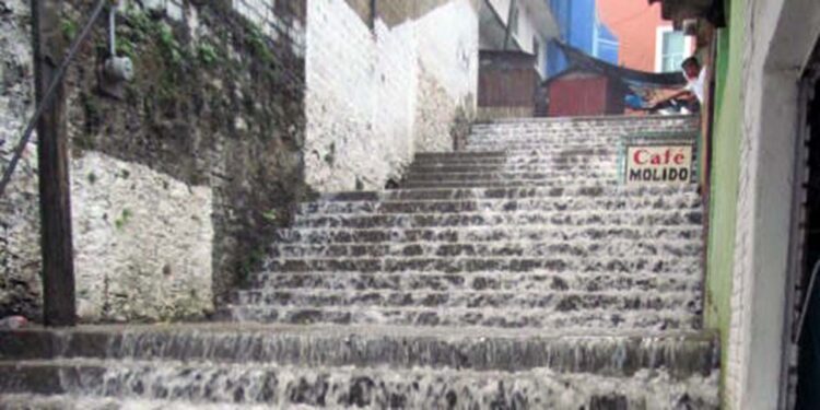 Se espera que con las primeras lluvias, desde los cerros, manantiales y cascadas vuelve a resurgir el agua.