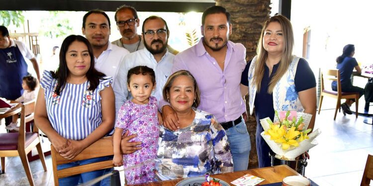 Fotos: Rubén Morales // Su familia le deseó lo mejor en esta celebración tan especial.