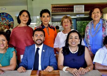 Cande Ramírez de Camiro, Martha Alicia Escamilla, Bety Escarraga, Paty Gómez, Laura García, Tere Ángeles y Coquito Quintana al lado del maestro Ramón Velásquez.