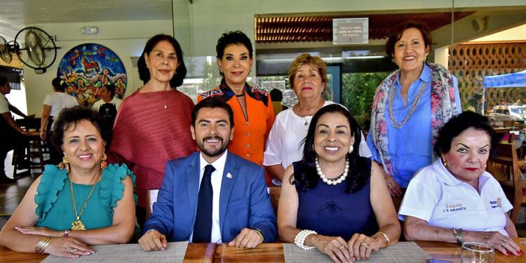 Cande Ramírez de Camiro, Martha Alicia Escamilla, Bety Escarraga, Paty Gómez, Laura García, Tere Ángeles y Coquito Quintana al lado del maestro Ramón Velásquez.