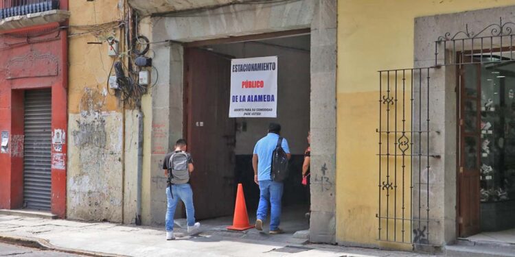 Fotos: Adrián Gaytán // El alto número de vehículos satura los estacionamientos.