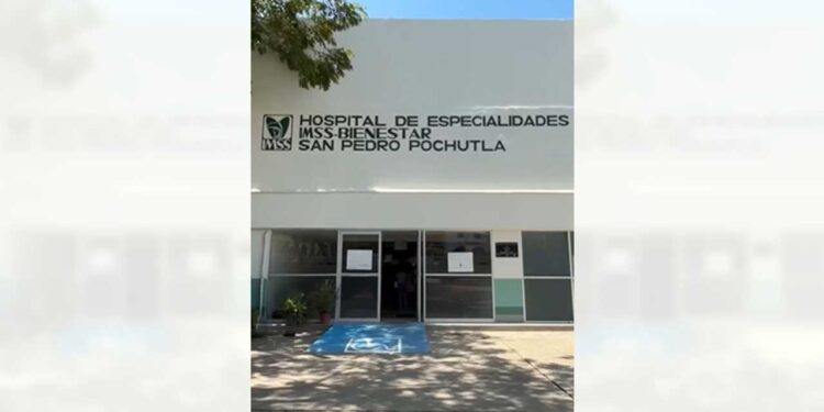 El joven motociclista murió en el hospital debido a las lesiones.