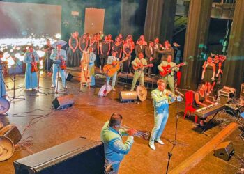 El Mariachi de la Ciudad de Oaxaca llevó al público a un viaje sonoro y visual que honró la música del Divo de Juárez.
