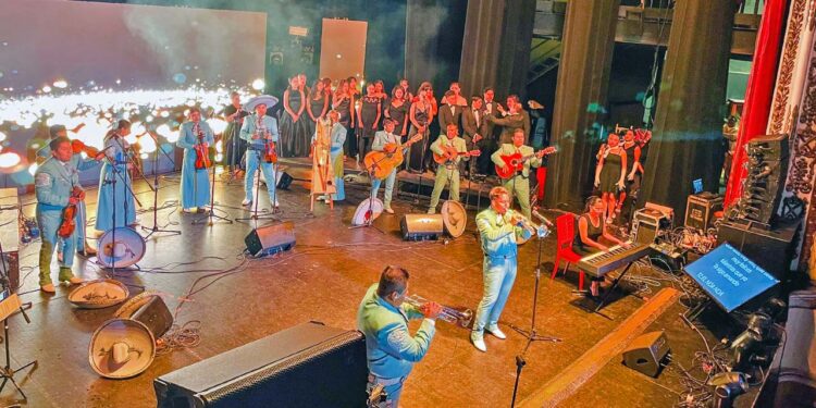 El Mariachi de la Ciudad de Oaxaca llevó al público a un viaje sonoro y visual que honró la música del Divo de Juárez.