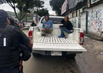 La persona afectada denunció haber sido detenida con violencia por oficiales sin identificación u orden judicial.
