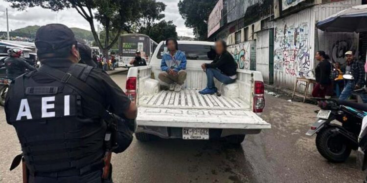 La persona afectada denunció haber sido detenida con violencia por oficiales sin identificación u orden judicial.