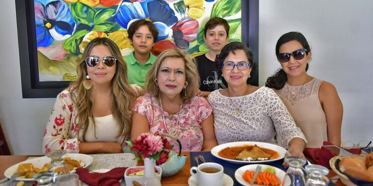 Foto: Rubén Morales // Disfrutaron de ricos platillos que eligieron del menú del lugar.