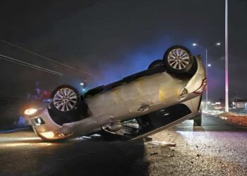 Aparatosa volcadura en la Salina Cruz–Tehuantepec; hallan auto abandonado