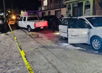 VIDEO | ¡Terror en Teposcolula! Balacera tras secuestro deja un agente muerto y tres detenidos