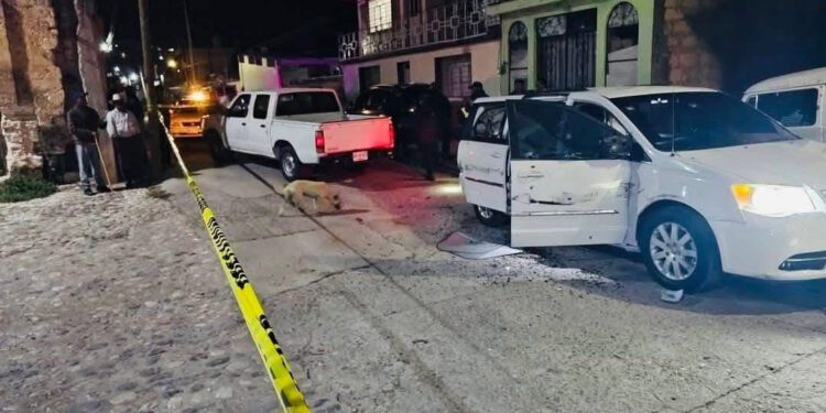 VIDEO | ¡Terror en Teposcolula! Balacera tras secuestro deja un agente muerto y tres detenidos