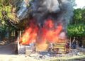 ¡Otra vez el fuego! Arde en llamas humilde vivienda en Tehuantepec; familia pierde todo por segunda vez