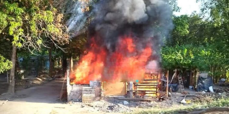 ¡Otra vez el fuego! Arde en llamas humilde vivienda en Tehuantepec; familia pierde todo por segunda vez