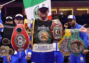 Canelo Álvarez retiene títulos de campeón indiscutido en una pelea con poca acción